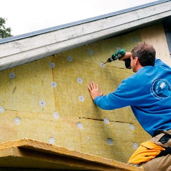 Isolera utvändigt: På plywooden fäster vi nu 30 mm isoleringsskivor Isolera utvändigt: På plywooden fäster vi nu 30 mm isoleringsskivor